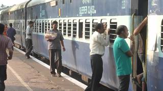 preview picture of video 'Inde 2011 : Arrêt en gare de Chiplun'