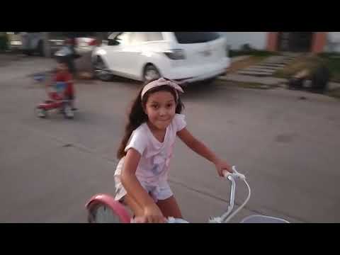 Fernandita y Fernandito saliendo a rodar por la tarde.