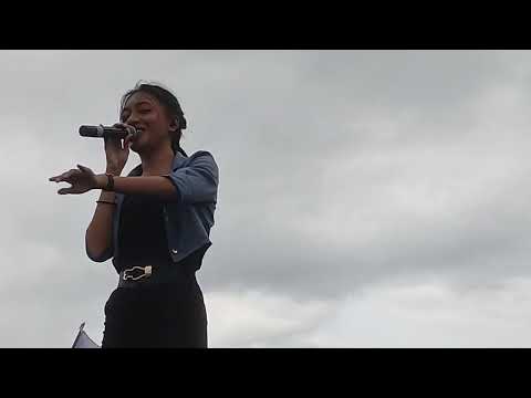 Goyang Basah Basahan di Panggung Sambil Hujanan