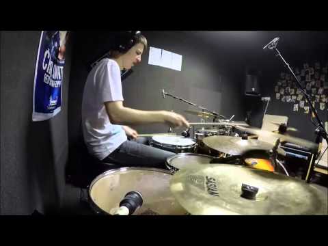 Building Up A Drum Beat-Wojtek Deregowski Solo (Guest Drummer)