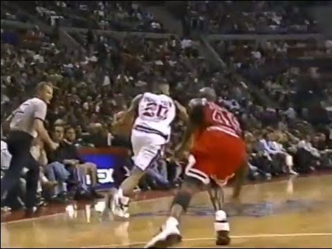 Allan Houston Loses MJ, Serves Up the Lob to Grant Hill (1995)