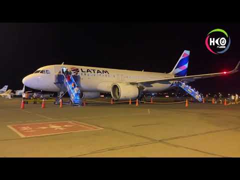 Eduardo Vargas “El Celar” llega a Lima en avión junto a su familia