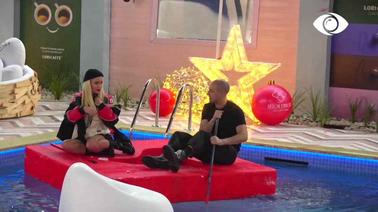 Spektakli i fundvitit, Kristi dhe Dea performojnë si aktorë