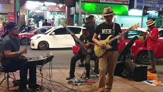 Download lagu Zahid Chilloq Band bawa lagu Sejati Sambil tidokan anak nya... 😝 tarik tetap tarik! mp3
