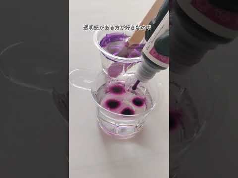 澄んだ湖の曇りの見通し