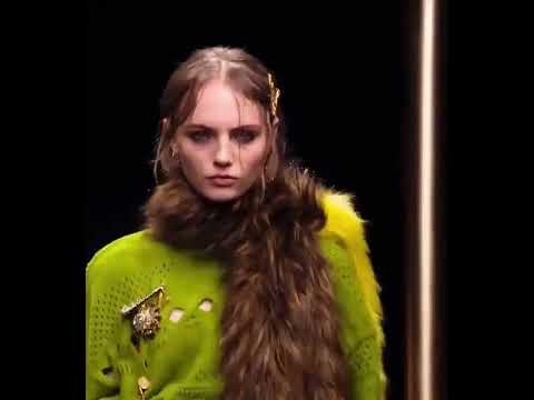 Fran Summers for Versace Women's Fall/Winter 2019 FashionShow  #fashionbrand  #supermodel  #fashion