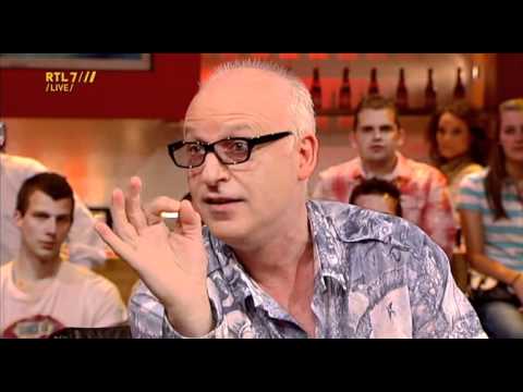 VI 20-05-11 - Gijp zat zonder broekje op de bank te genieten van onzin uitslaande 'Jopie' Munsterman