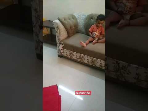 cat 🐈 ke bachche ko biskit khana h dekho kaise vishank ke pass ja raha h