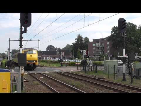 Mat'64 443 komt aan op station Twello