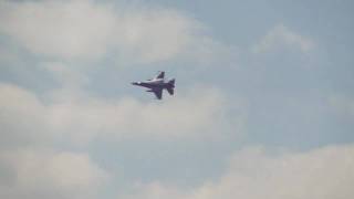 preview picture of video 'Polish Air Force F16 at Góraszka airshow 2010'