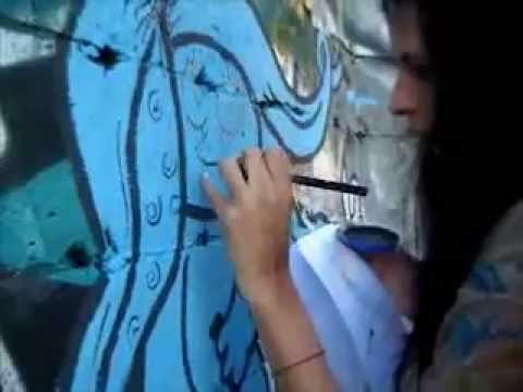 Muralito, sentada en la luna