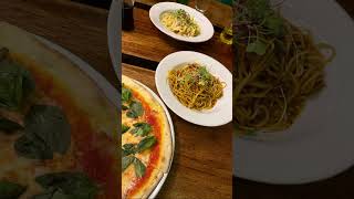 サッカー⚽️の帰りにみんなでイタリアンを食べに🇮🇹日曜日でも開いていて、席も広々。4種のチーズのクアトロピザ🍕やボロネーゼ✨食後のデザートに王道ティラミスやルクマパイ！#イタリアン#ペルー