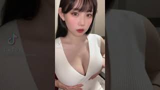 白ニット　ちちを上げる　#shorts  #巨乳　#ワンピース