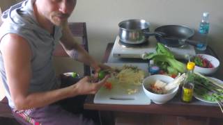 Тайские блюда - рецепт лапши с морепродуктами и тайскими овощами (шеф-повар Константин Жук)