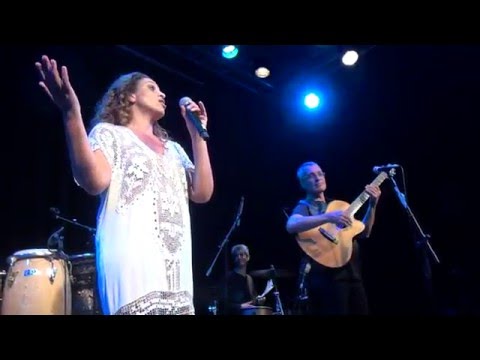 Noa sings Alla Ferra together with Solis Strings Quartet