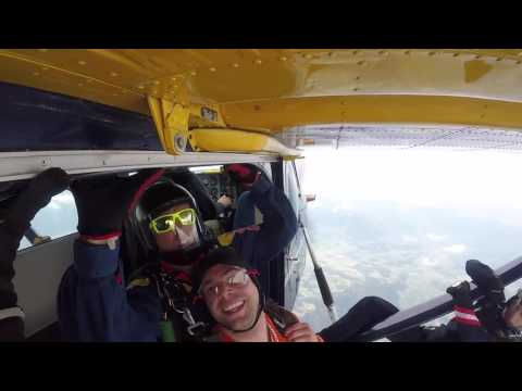 INVERT EN PARACAÍDAS - Gallos en Hangar 7 | Red Bull Batalla de los Gallos