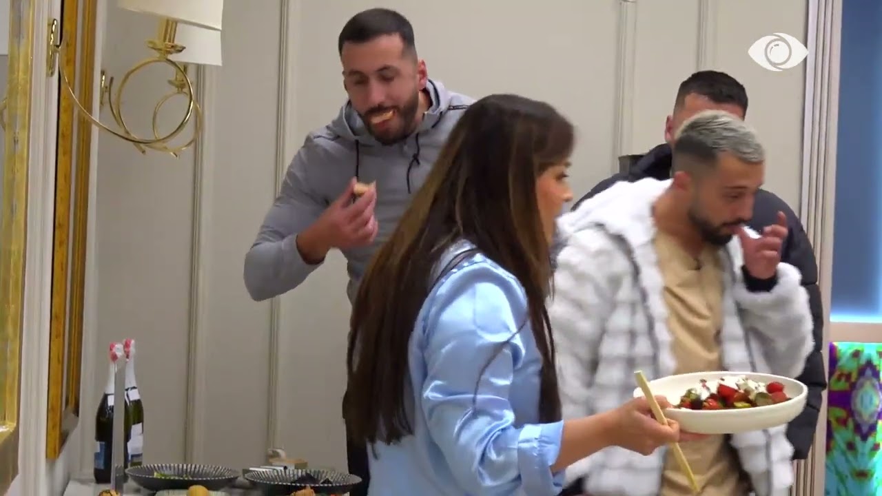 Vajzat shijojnë festën me pizhama, djemtë i bashkohen në suitë