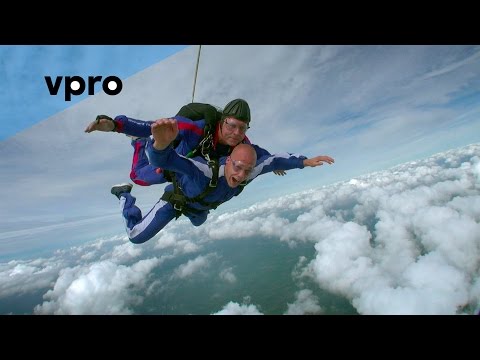 Henk Grol en Ard Schenk maken parachutesprong (vpro Holland Sport)