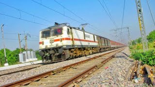 preview picture of video 'Thunderous Purushottam Express Tears Saiyid Sarwan led by Milky White WAP-7 || Indian Railways'