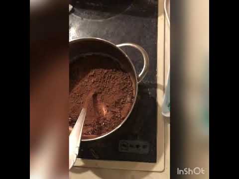 Nasser Schokokuchen mit Trinkschokolade mit Lavandel