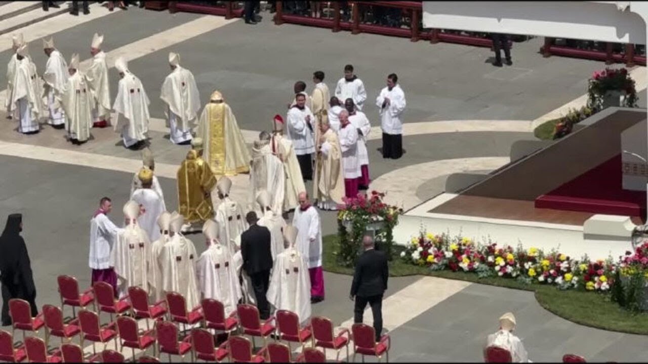 Addio a Cardinale Ruini, ecco Papa Leone che lo saluta dopo Messa intronizzazione nel 2025