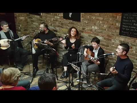 Kathe vradi tha se perimeno, Vamvakari, Plastikes Karekles