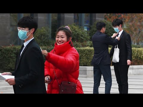 看到參加面試的男生西裝髒了，路人會怎麼做呢？