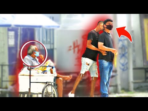 BEIJANDO PESCOÇO DE ESTRANHOS - pegadinha