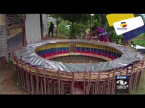 Joven cuenta tradición de las corralejas con artesanías de material reciclable