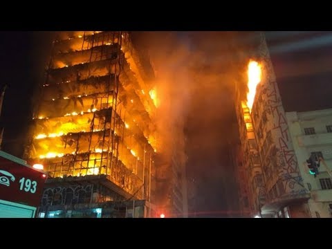 В Бразилии полыхает заброшенный небоскреб