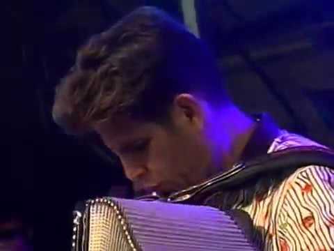 download lagu mp3 mp4 Ese Man No Te Luce, download lagu Ese Man No Te Luce gratis, unduh video klip Ese Man No Te Luce