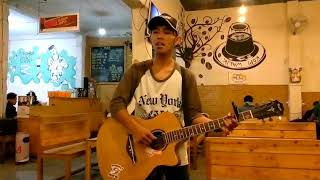 Download lagu Suara Emas Pengamen . Cover Andmesh Cinta Luar Biasa mp3