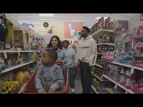 Sacramento Kings' Mailk Monk takes families on shopping spree