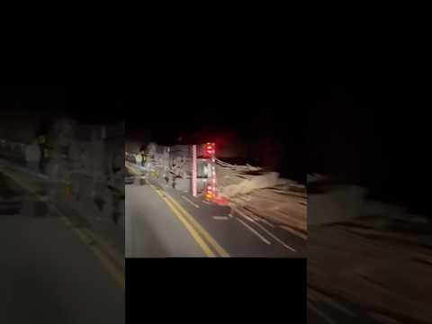Caminhão carregado com madeira tomba em curva da PR-151