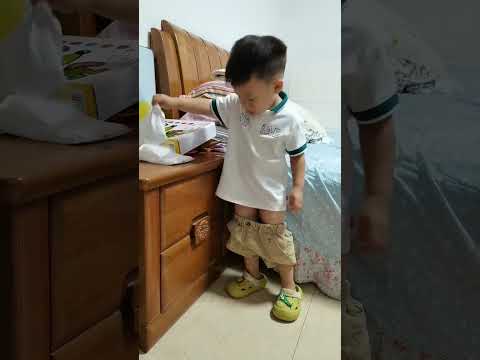 真服了這個孩子了，出去玩褲子尿濕了一點就給他用紙墊了一下，結果回到家人家自己操作上了！【小多媽mi】