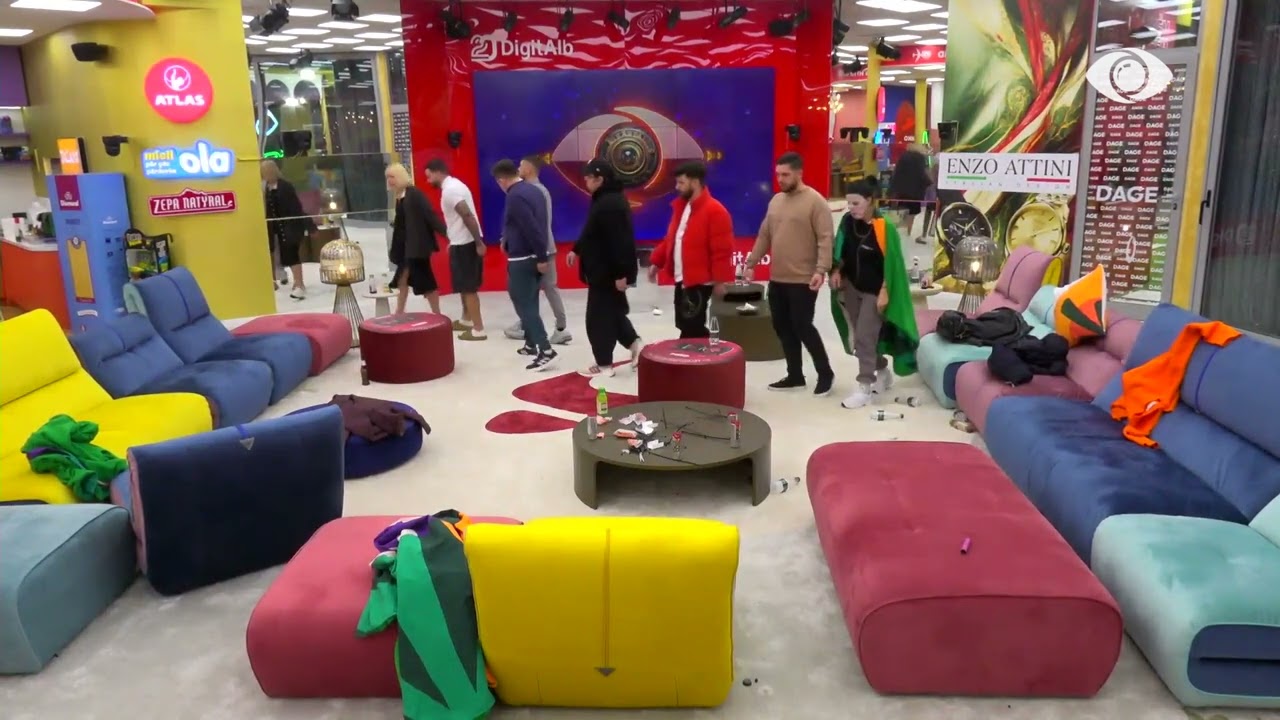 Grupi i Julianit gati për të fjetur, pastrojnë së bashku dhomën e ndenjes