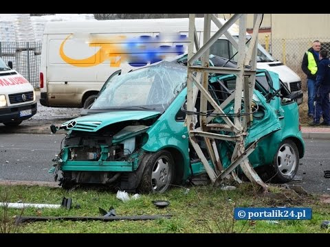 Zderzenie  osobowego Mercedesa z busem  WV