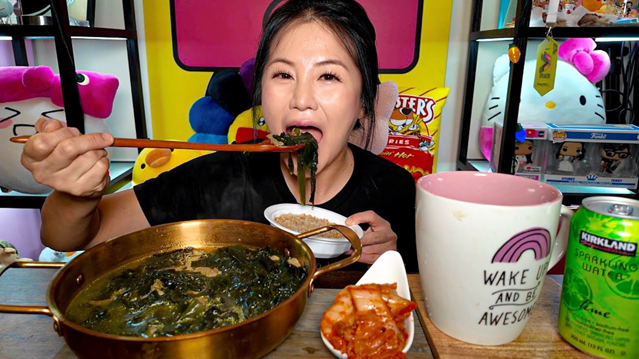 Am I broke? l Korean Seaweed Soup Easy Recipe Cooking aka Miyeokguk + Kimchi l Eating Show