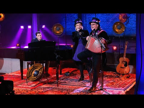 Muziekfabriek Vastelaovend: Mark en Wilhelmien - Oude Wieërter Vastelaovendj medley