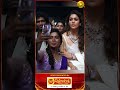 Nayan Mam ஒரு Selfie Please Fan Girl க்கு அழகா Pose குடுத்த Naya