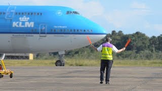 Marshalling the Queen of the Skies KLM713 Pengel Airport