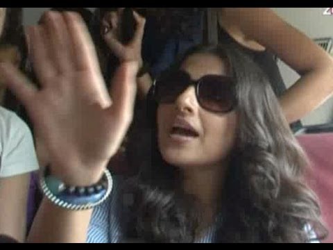 Vidya Balan promotes Kahaani in a bus