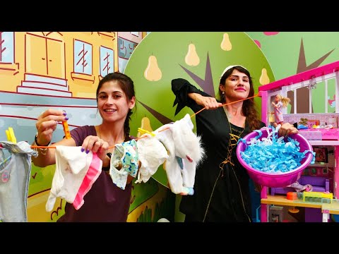 Ayşe ve Ümit ile kız oyunları. Çamaşırhanede makineler dolu olunca kızlar eşyaları elinde yıkıyor