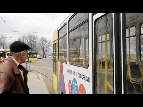Tramvaiul Tatra KT4DM efectueaza statia "Spitalul Judetean" pe linia 101