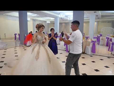 Nusja kercen me familjen - Anjeza & Soni