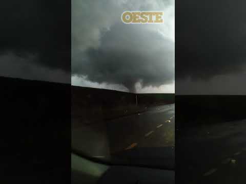 TORNADO GIGANTE FLAGRADO EM SALGADO FILHO (RS)