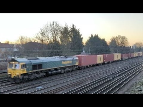 Class 66505 Freightliner livery hauling 497A 0257 Felixstowe North FLT to Garston FLT