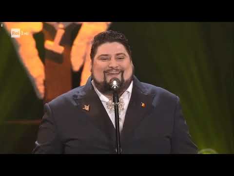 Alin Stoica performs on Rai 1 - O sole mio