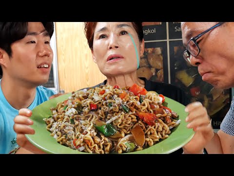 Terakhir di Indonesia...Malah ketemu makanan favorit orangtua! 😂