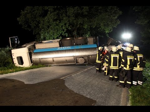 Milchlaster legt sich auf die Seite